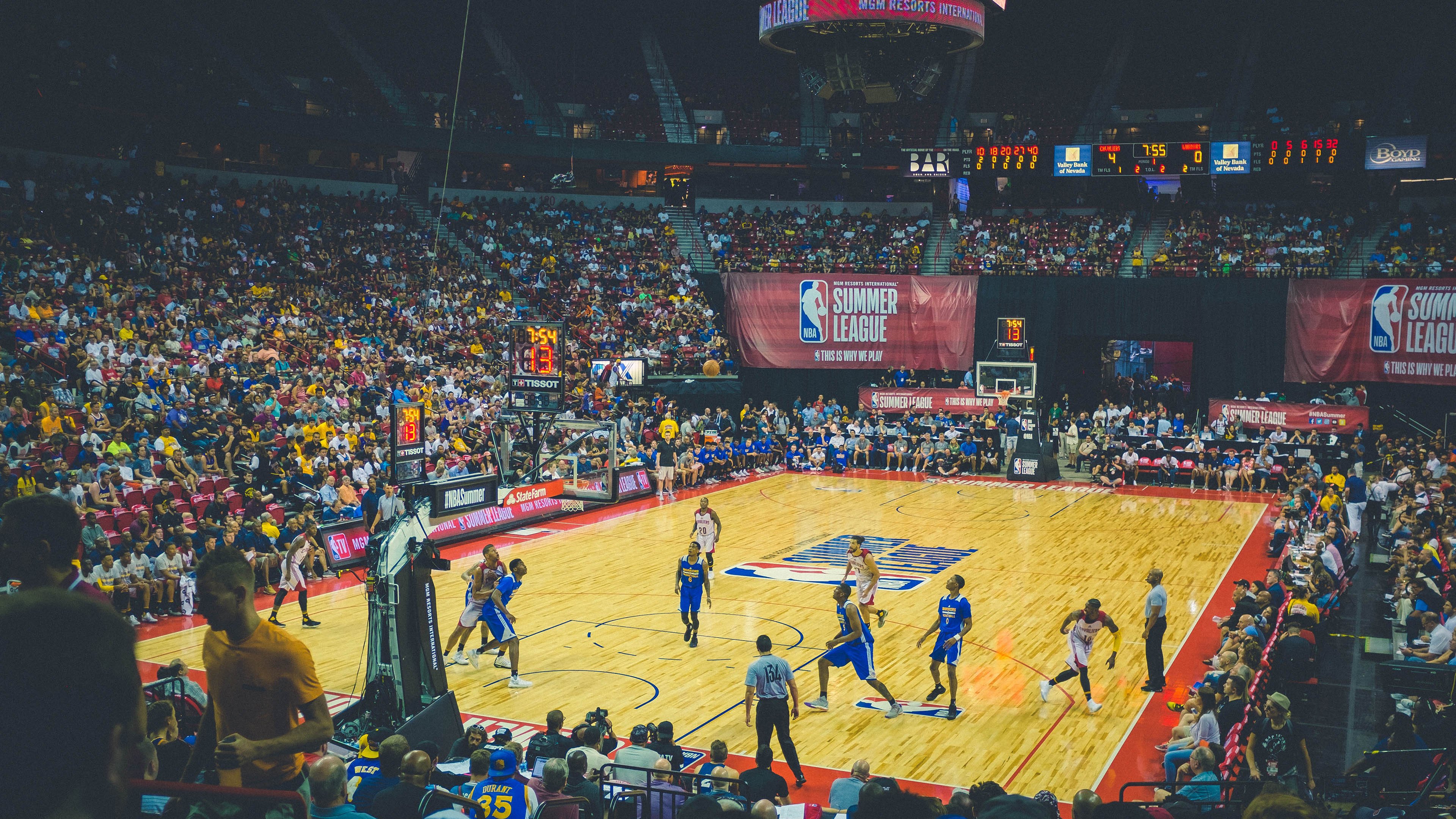 开云平台-勇士队新赛季表现出色，逐渐提升排名，勇士球队新赛季